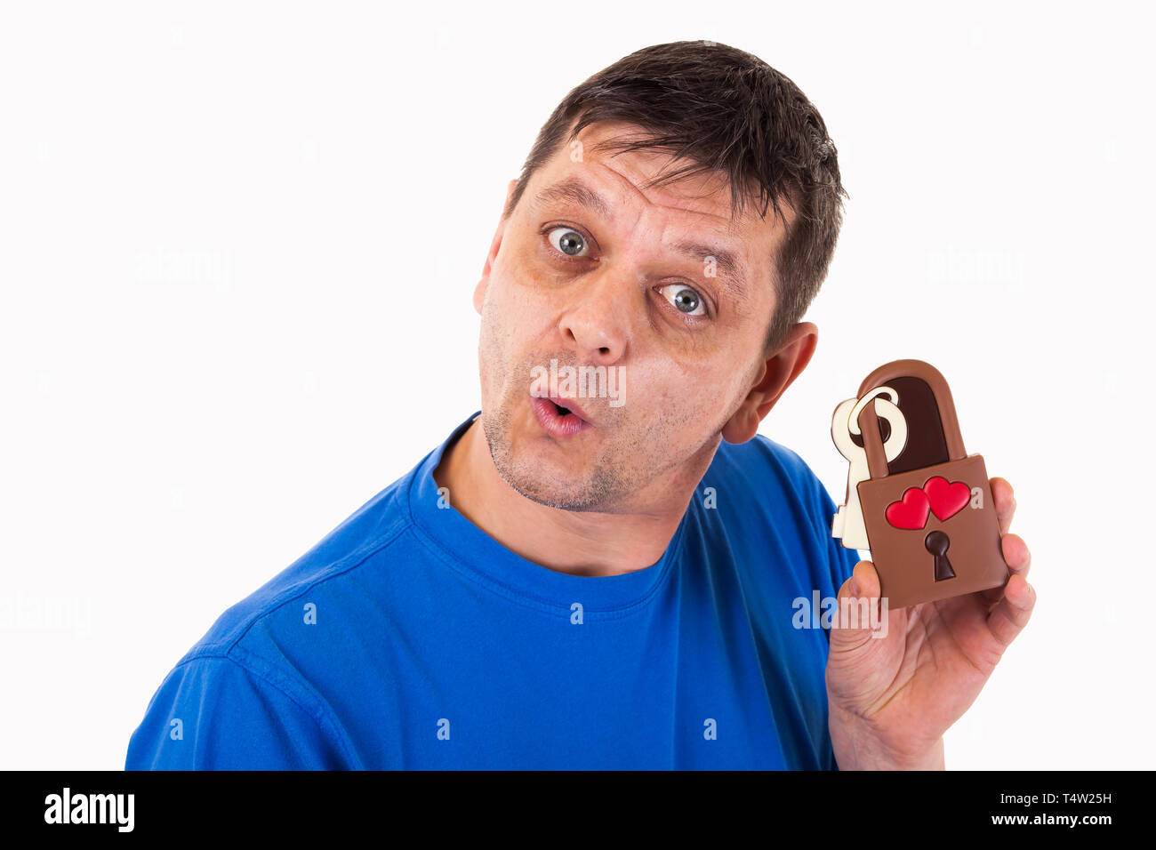 Un uomo con un cioccolato - amore bloccare nella sua mano - isolato Foto Stock