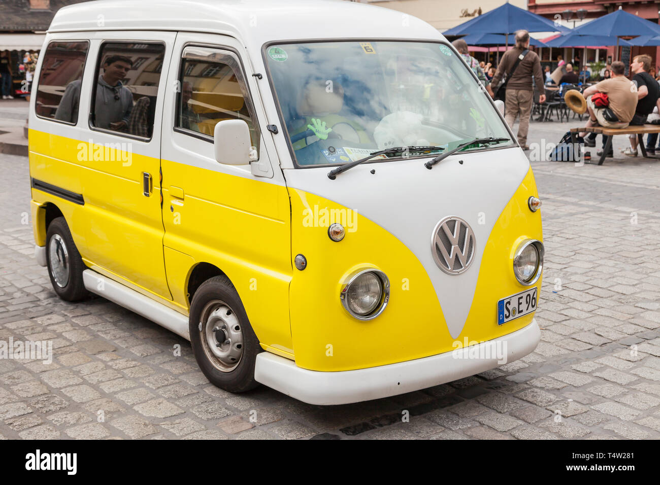 Heidelberg, Germania - 16 Maggio 2015: un vecchio VW Bulli nel marketplace di Heidelberg. Foto Stock