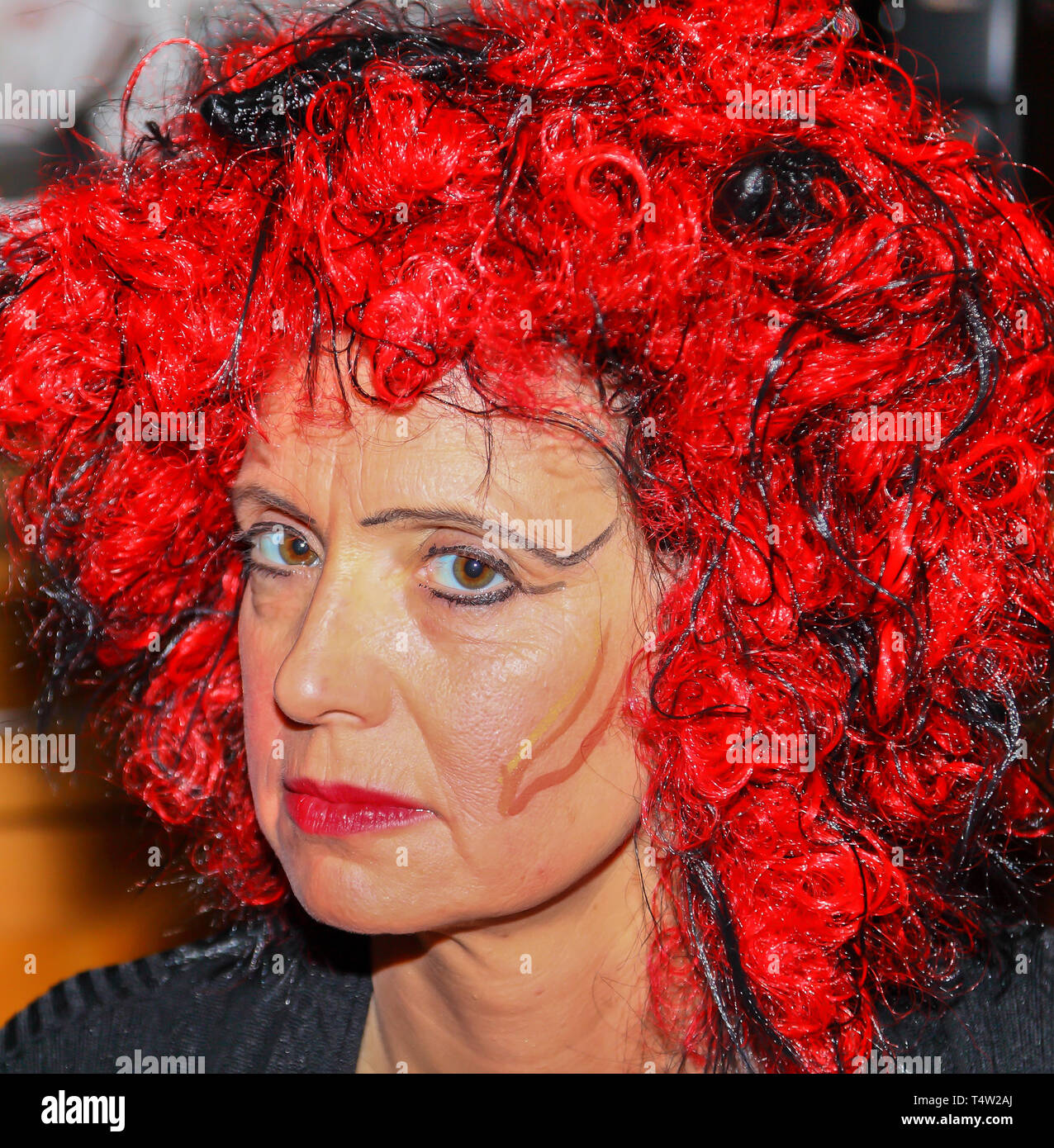 Una Donna vestita come una strega per Halloween o Carnevale Foto Stock