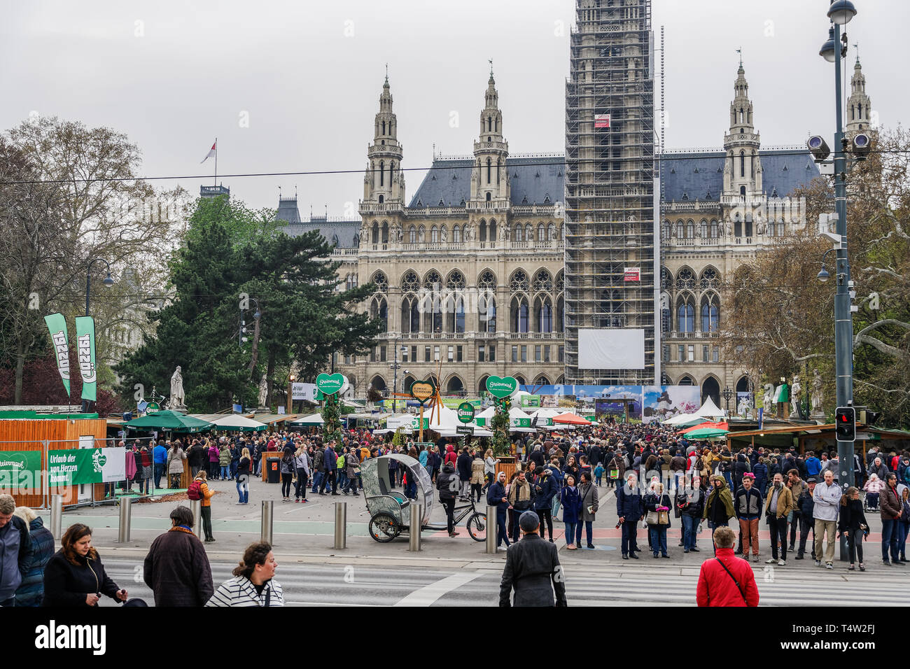 Vienna, Austria Steiermarkdorf molla della Stiria Rathausplatz Festival.a Steiermark-Frühling regioni austriache & venditori ambulanti con cibo & offerta turistica Foto Stock