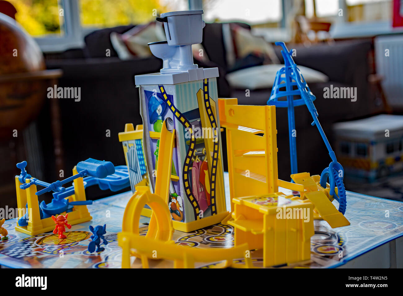 Close up o Hasbro Mousetrap gioco tutte le scatole fino su un pavimento di legno pronto per essere giocato e goduto. Mousetrap è stato intorno dal 1962, e mentre h Foto Stock