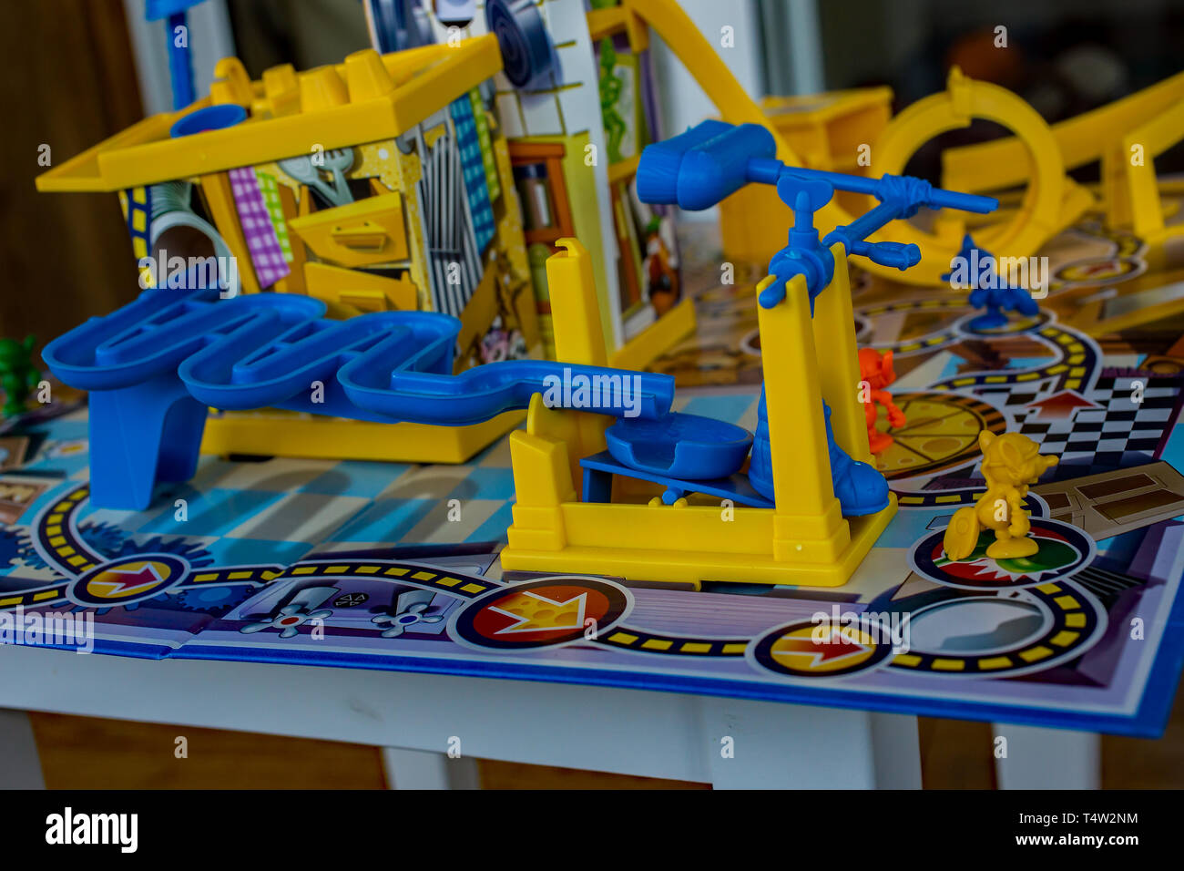 Close up o Hasbro Mousetrap gioco tutte le scatole fino su un pavimento di legno pronto per essere giocato e goduto. Mousetrap è stato intorno dal 1962, e mentre h Foto Stock