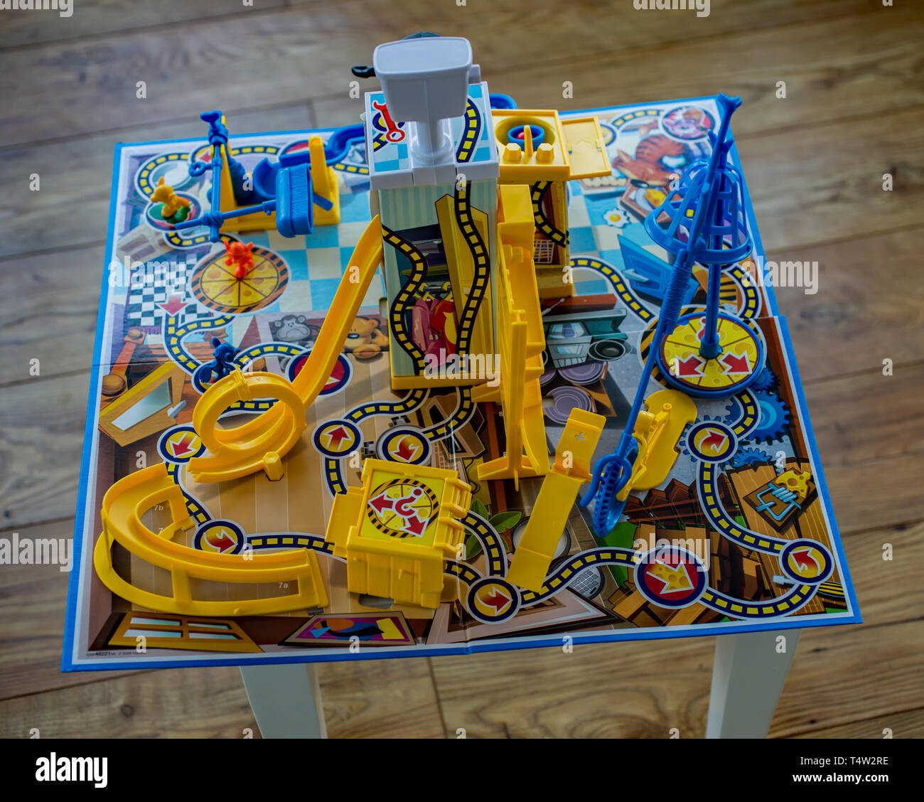 Close up o Hasbro Mousetrap gioco tutte le scatole fino su un pavimento di legno pronto per essere giocato e goduto. Mousetrap è stato intorno dal 1962, e mentre h Foto Stock