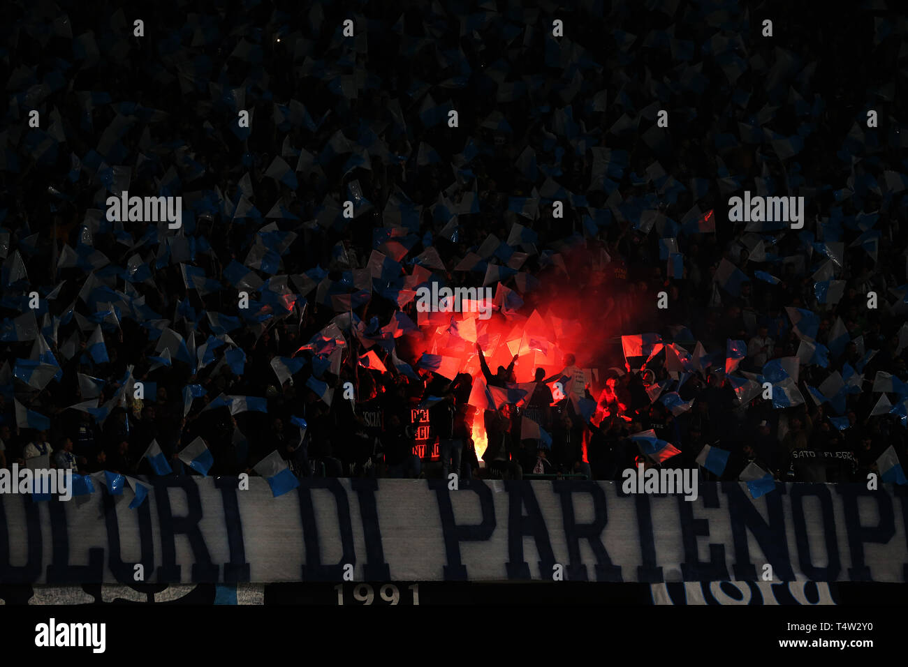 Napoli tifosi sulle tribune durante la UEFA Europa League quarti di finale della seconda gamba corrispondere allo Stadio San Paolo di Napoli. Foto Stock