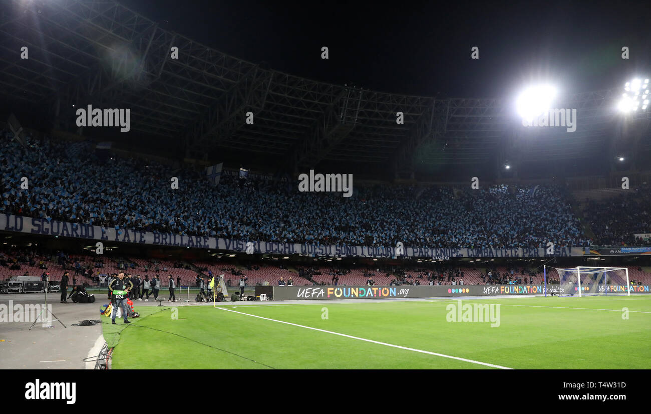 Napoli tifosi sulle tribune prima della UEFA Europa League quarti di finale della seconda gamba corrispondere allo Stadio San Paolo di Napoli. Foto Stock
