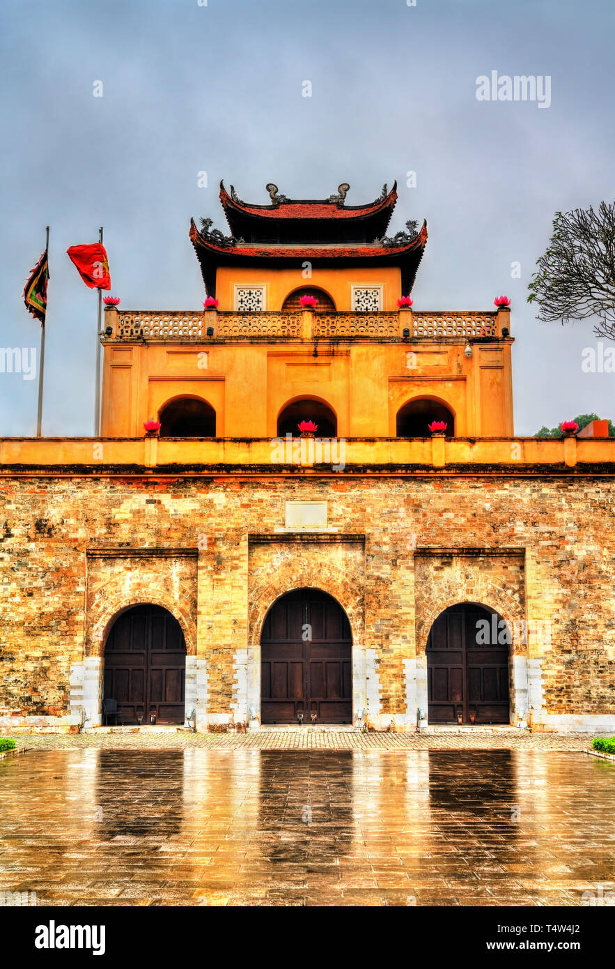 Doan Mon, il cancello principale di Thang Long cittadella imperiale di Hanoi, Vietnam Foto Stock