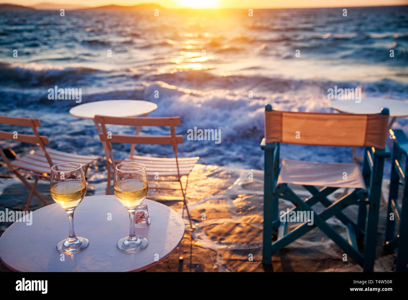 Serata romantica sulla spiaggia con due bicchieri di vino Foto Stock