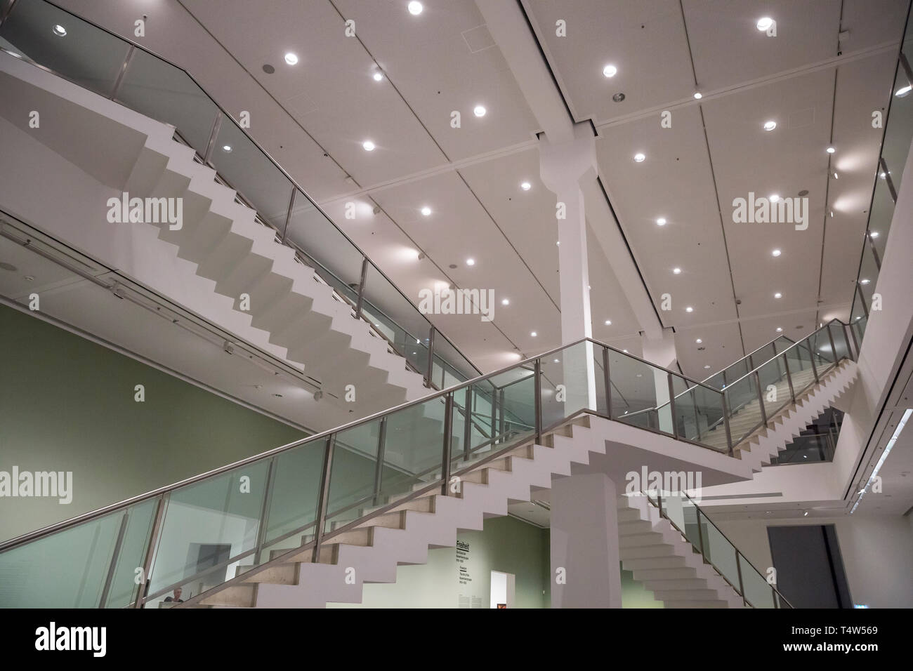 Le scale all'interno della Berlinische Galerie di Berlino, Germania. Foto Stock