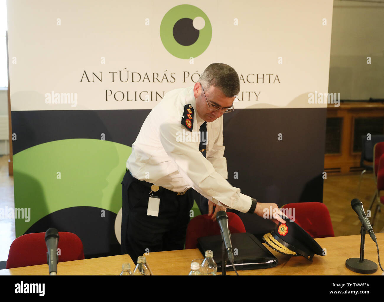 Garda Commissario ha attirato Harris a seguito di una riunione in pubblico con le autorità di polizia presso il Castello di Dublino. Foto Stock