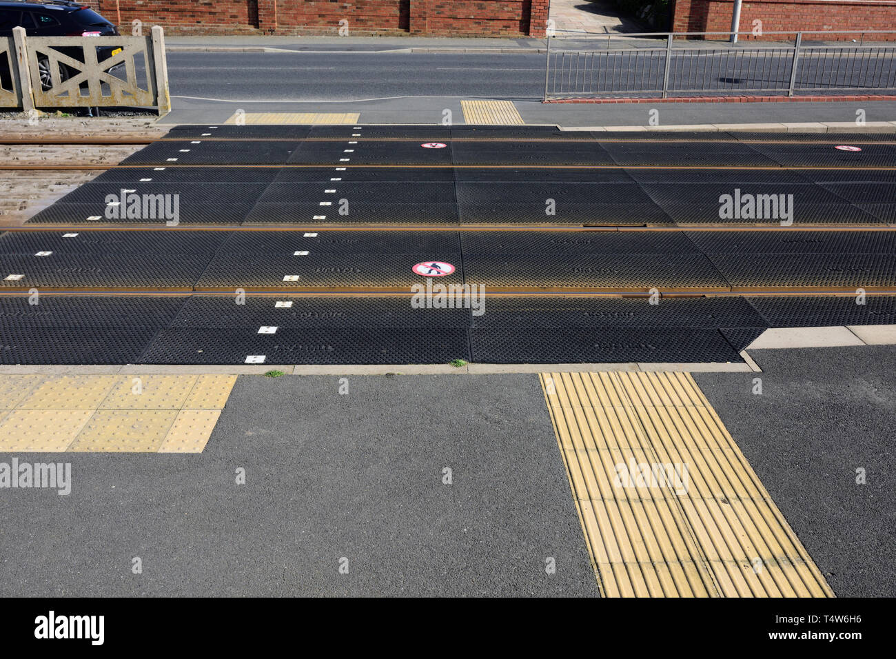 Tram di Blackpool con superfici tattili, cartelli di avvertenza per l'area vietata sulla costa di fylde nel lancashire uk Foto Stock