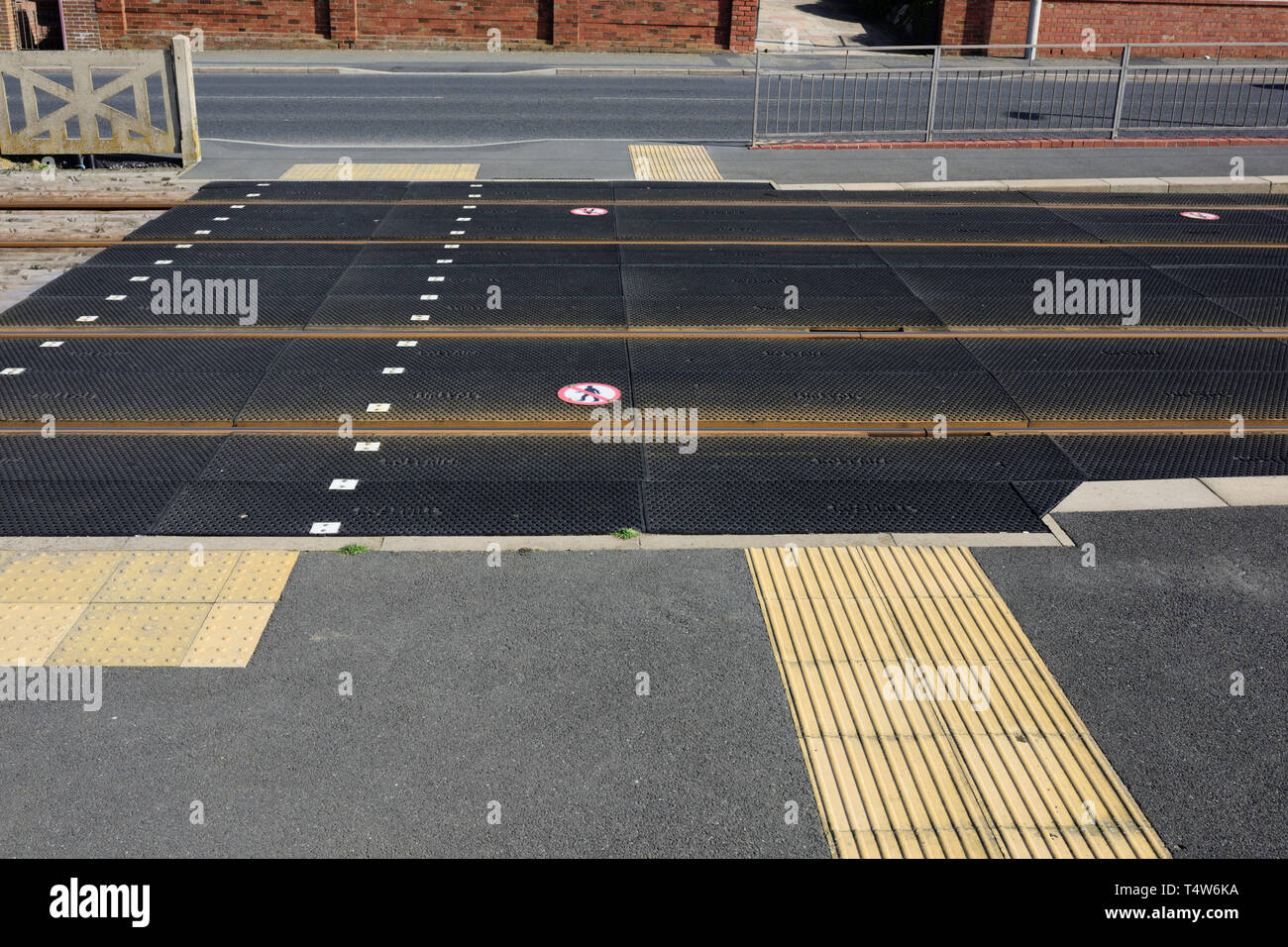 Tram di Blackpool con superfici tattili, cartelli di avvertenza per l'area vietata sulla costa di fylde nel lancashire uk Foto Stock