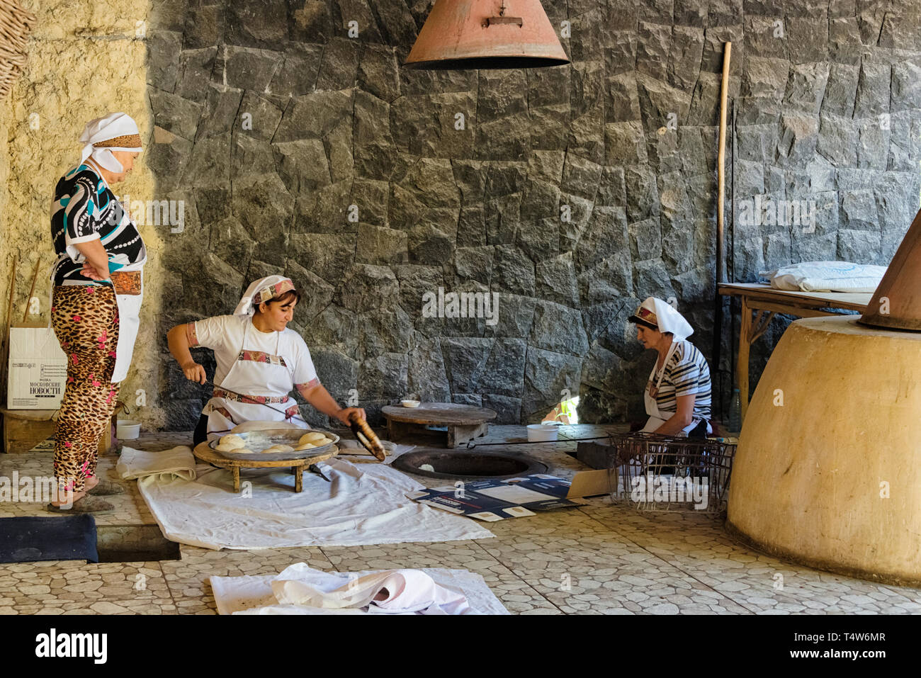 Donna che fa il pane tradizionale cibo, Vayots Dzor Provincia, Armenia Foto Stock