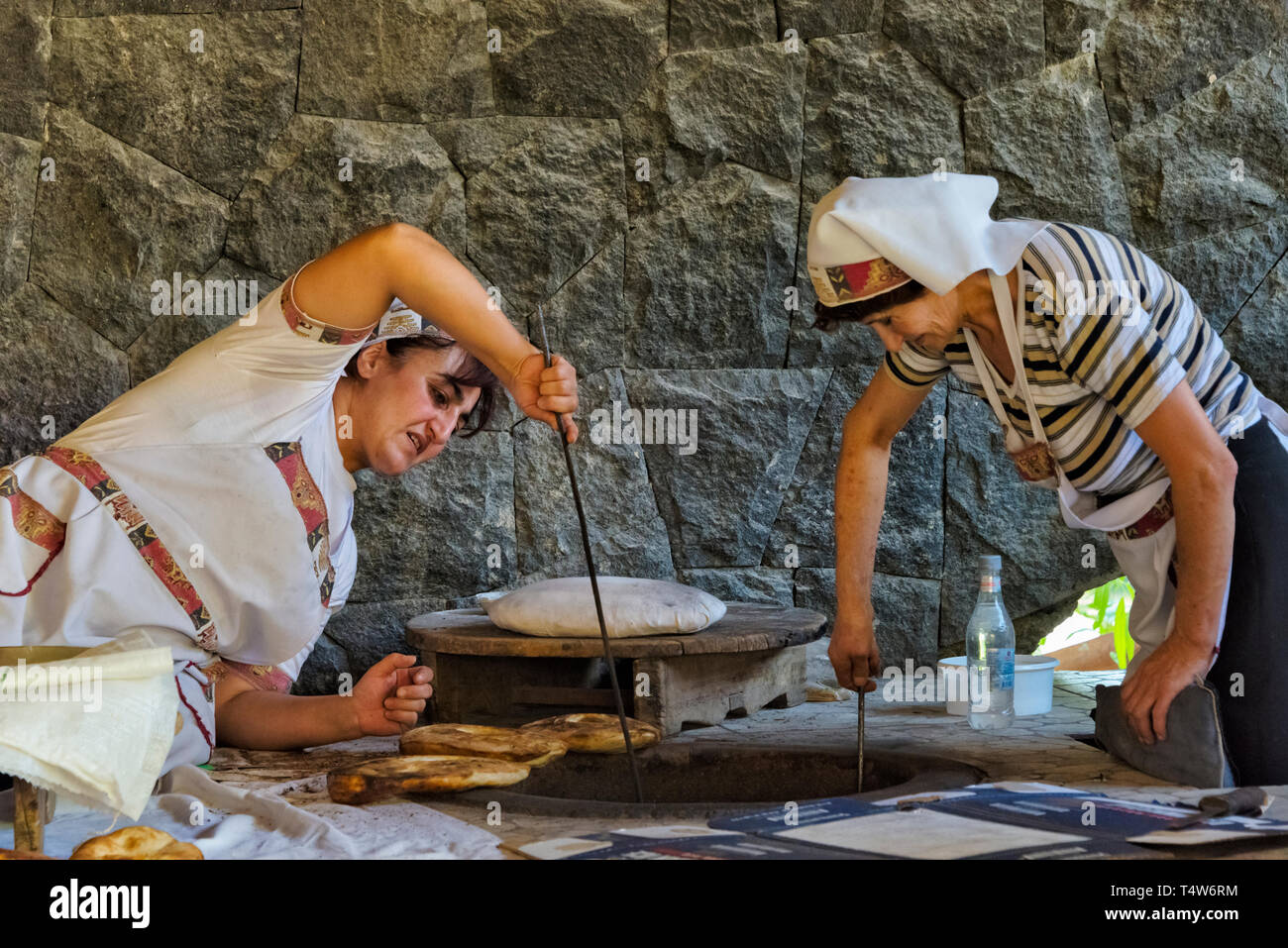 Donna che fa il pane tradizionale cibo, Vayots Dzor Provincia, Armenia Foto Stock