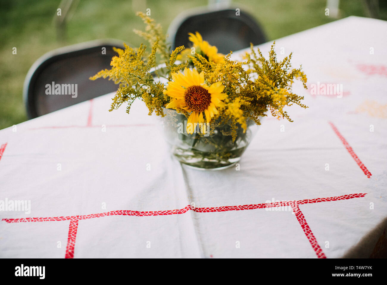Bouquet di caduta su vintage tavolo da picnic Foto Stock