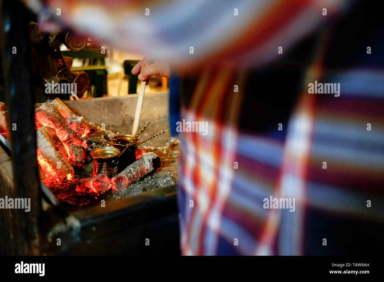 Tipico caffè turco nel processo decisionale Foto Stock