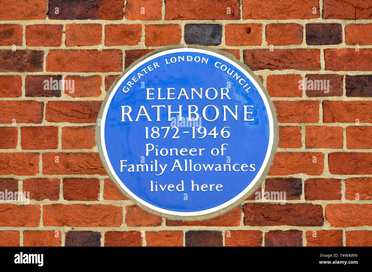 Londra, Inghilterra, Regno Unito. Blu Commemorative Plaque: Eleanor Rathbone (1872-1946) Pioneer di assegni familiari hanno vissuto qui. Corte Tufton, Tufton Street, Wes Foto Stock