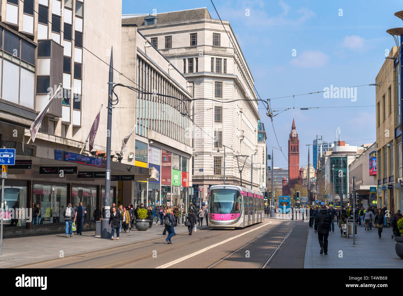 West Midlands metro tram su Corporation Street di Birmingham, West Midlands, England, Regno Unito Foto Stock