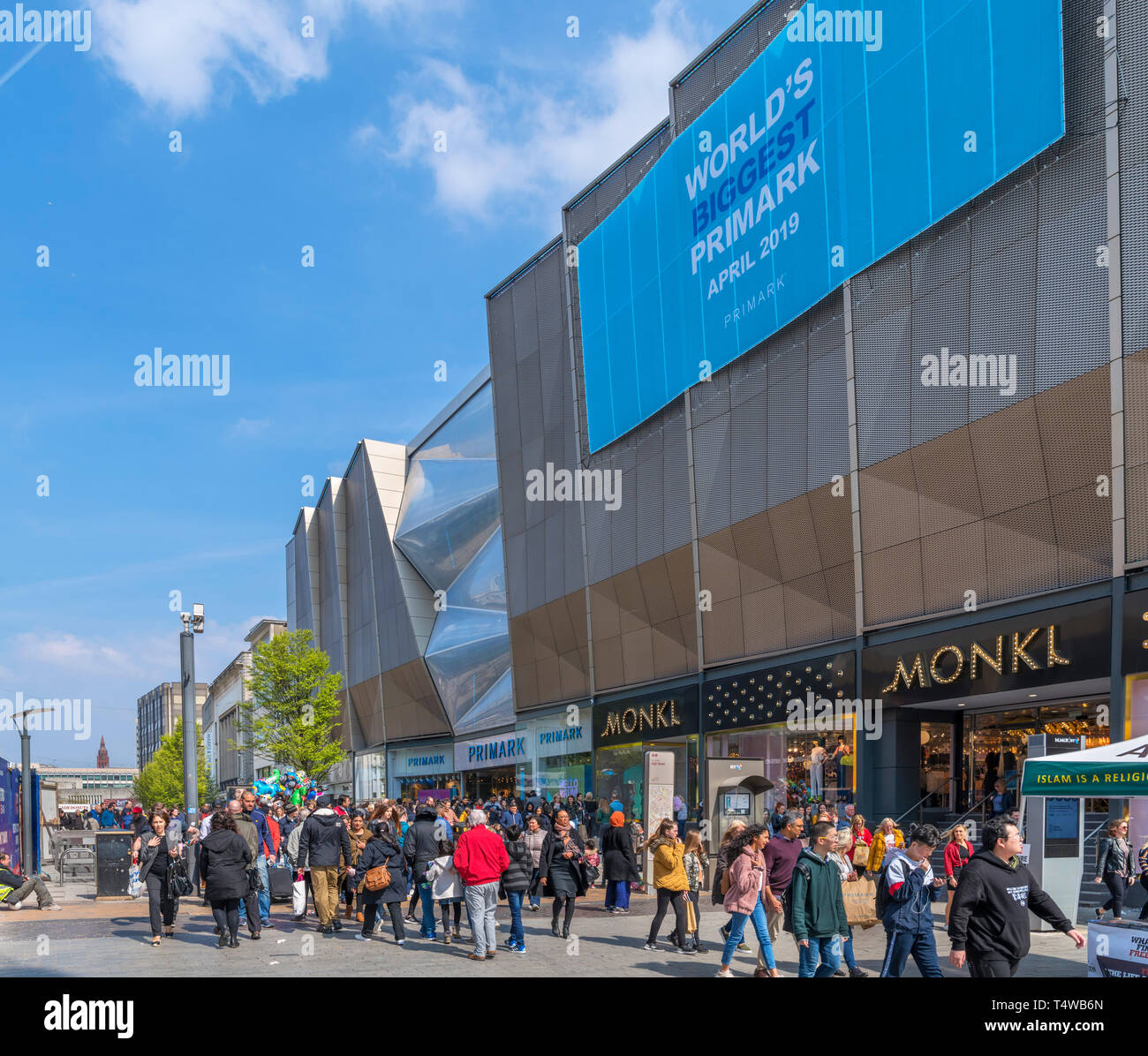 Il più grande del mondo Primark store (aperto nel mese di aprile 2019) su High Street, Birmingham, West Midlands, England, Regno Unito Foto Stock