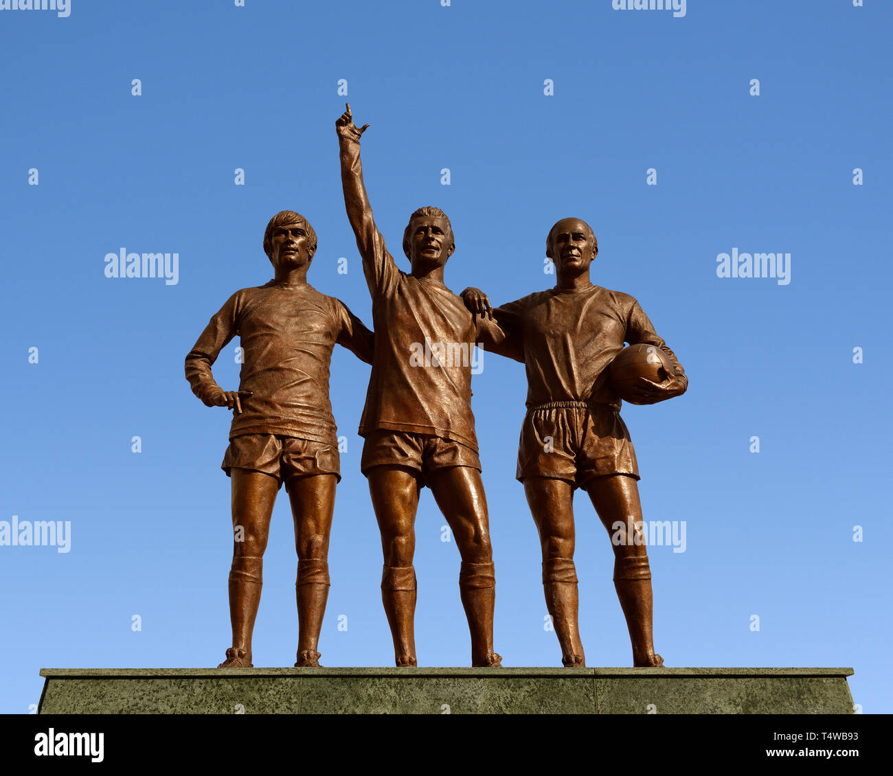 Il Manchester United Santa Trinità statua fuori dallo stadio Old Trafford, Manchester, Inghilterra, Regno Unito Foto Stock