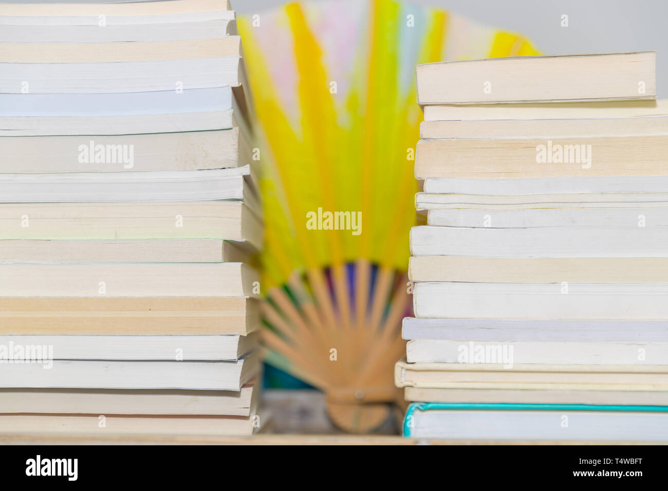 Pila Di Libri Colorati Su Sfondo Immagine Foto Stock Alamy