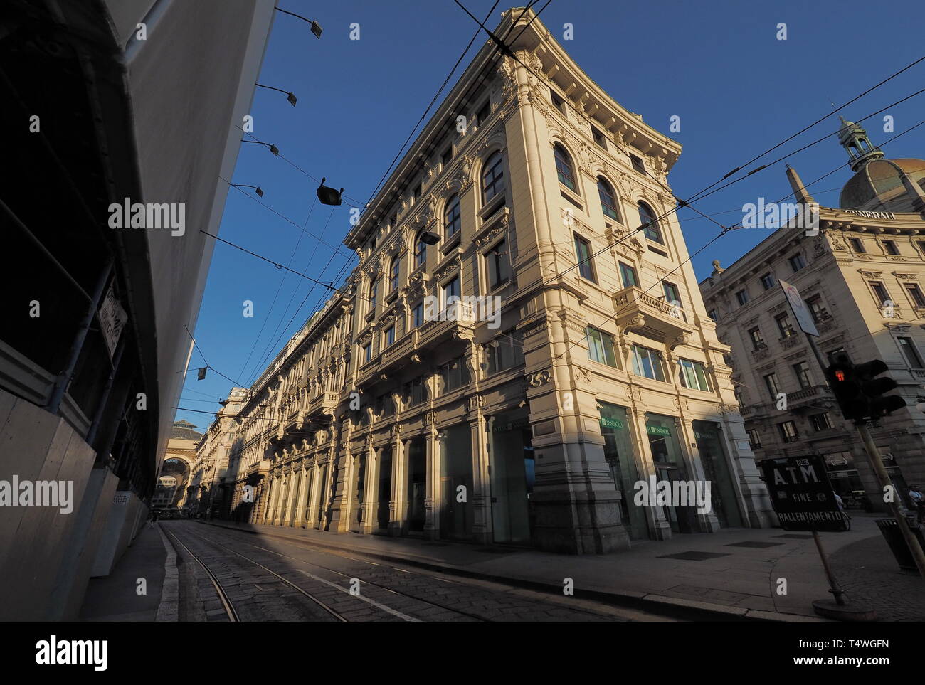 Milano, Italia - 15.08.2018: angolo di Piazza Cordusio (piazza Cordusio) è un importante piazza commerciale della città e ospita il palazzo di assic Foto Stock