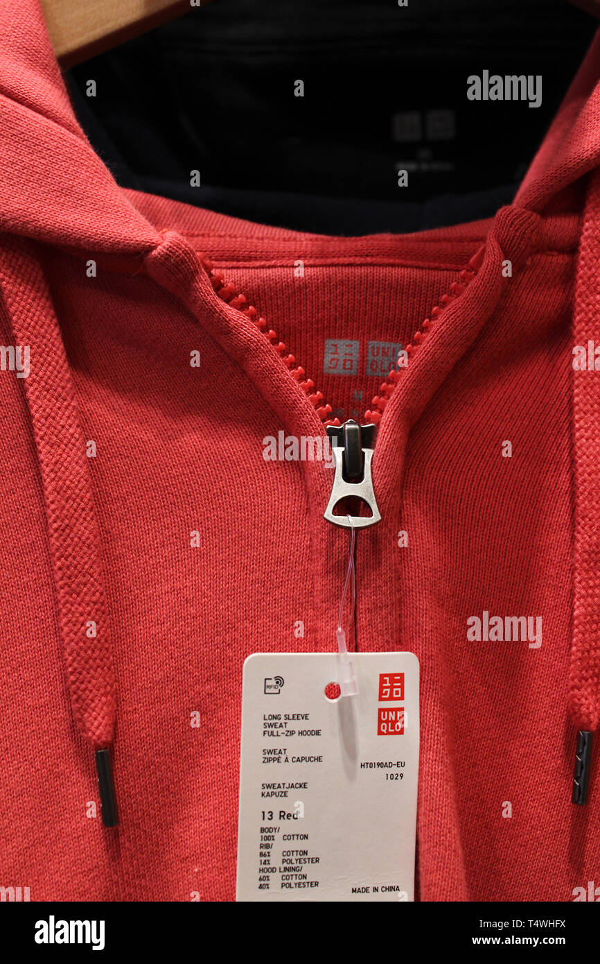 T-shirt rossa con prezzo tag visualizzato in Uniqlo store, close-up Foto Stock