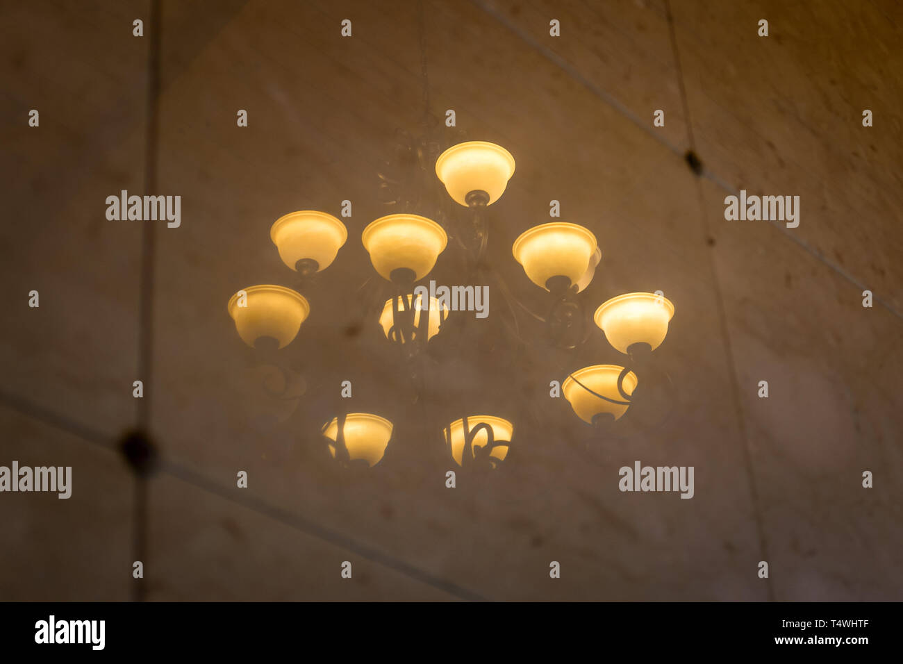 Lampadario riflettendo su una lucida liscia parete di marmo, Mausoleo di Sleepy Hollow cimitero, Upstate New York, NY, STATI UNITI D'AMERICA Foto Stock