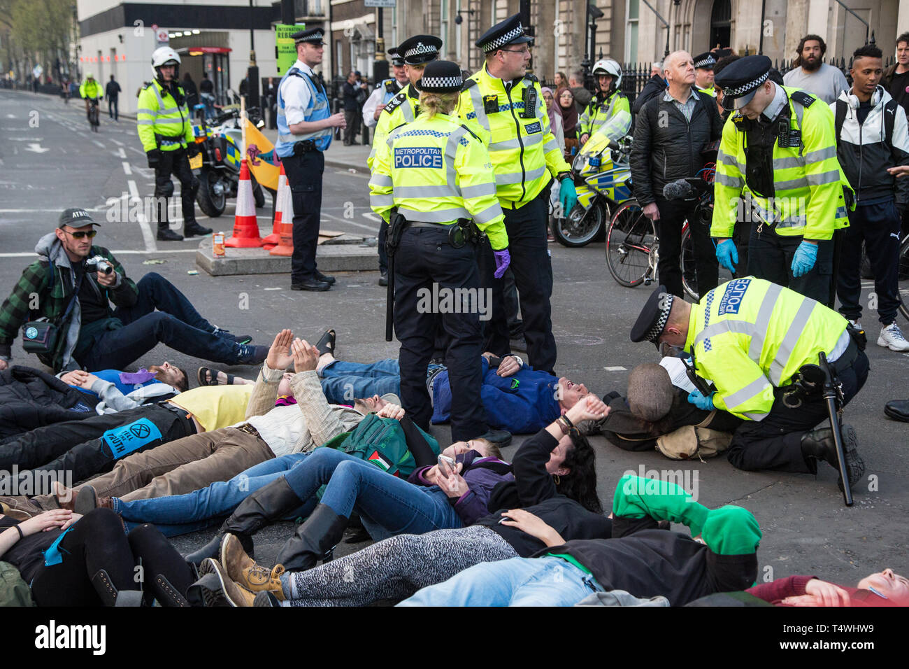 Londra REGNO UNITO 17 Apr 2019. Gli ufficiali di polizia arresto di manifestanti di whithall durante il terzo giorno di proteste da parte dell'estinzione della ribellione gruppo. Foto Stock