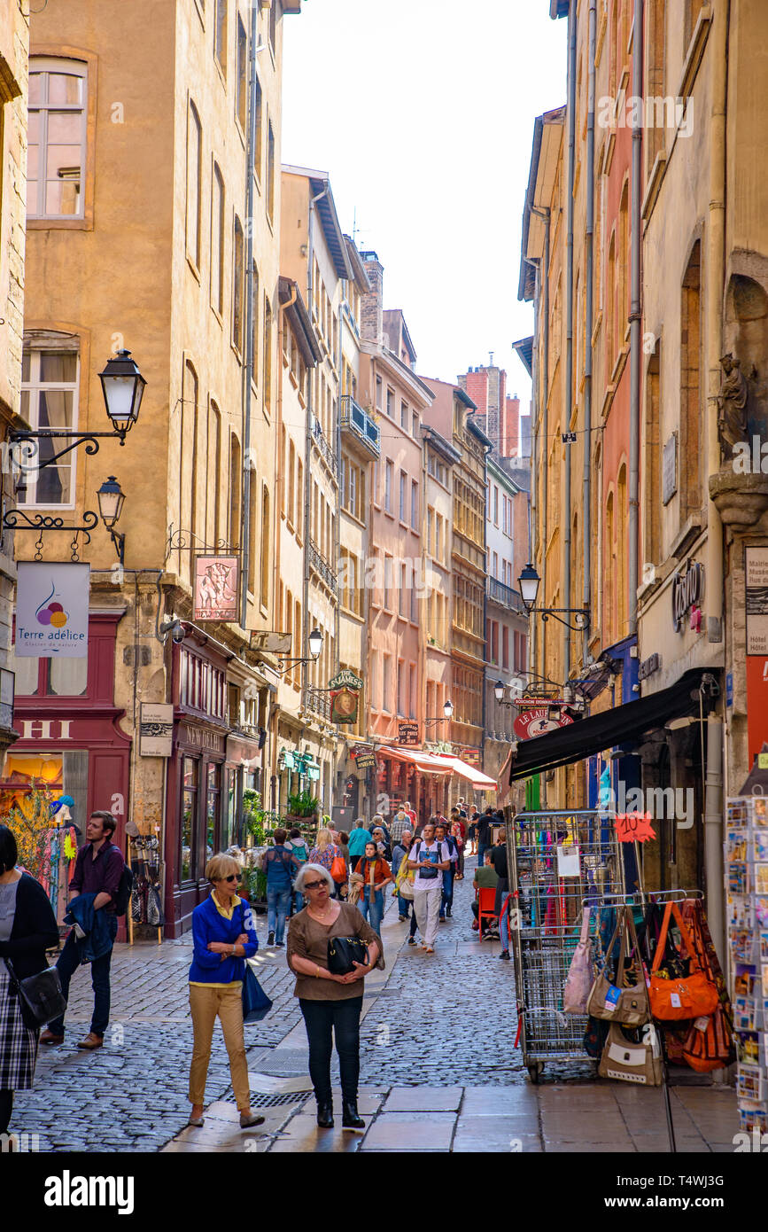 Persone che camminano per la strada della Città Vecchia di Lione, Francia Foto Stock