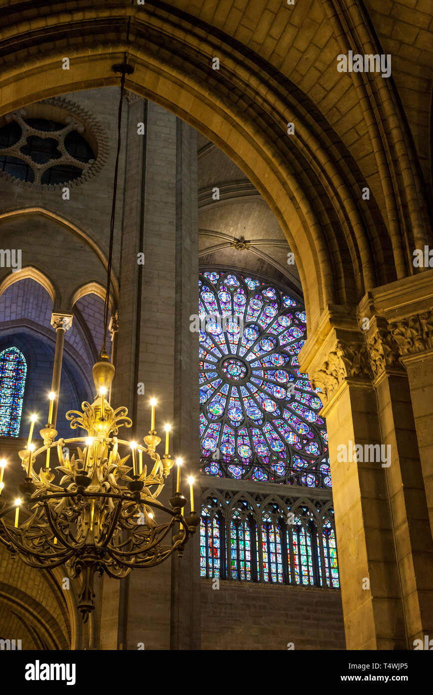 Lampadario e dettagli architettonici all'interno della cattedrale di Notre Dame di Parigi Francia Foto Stock