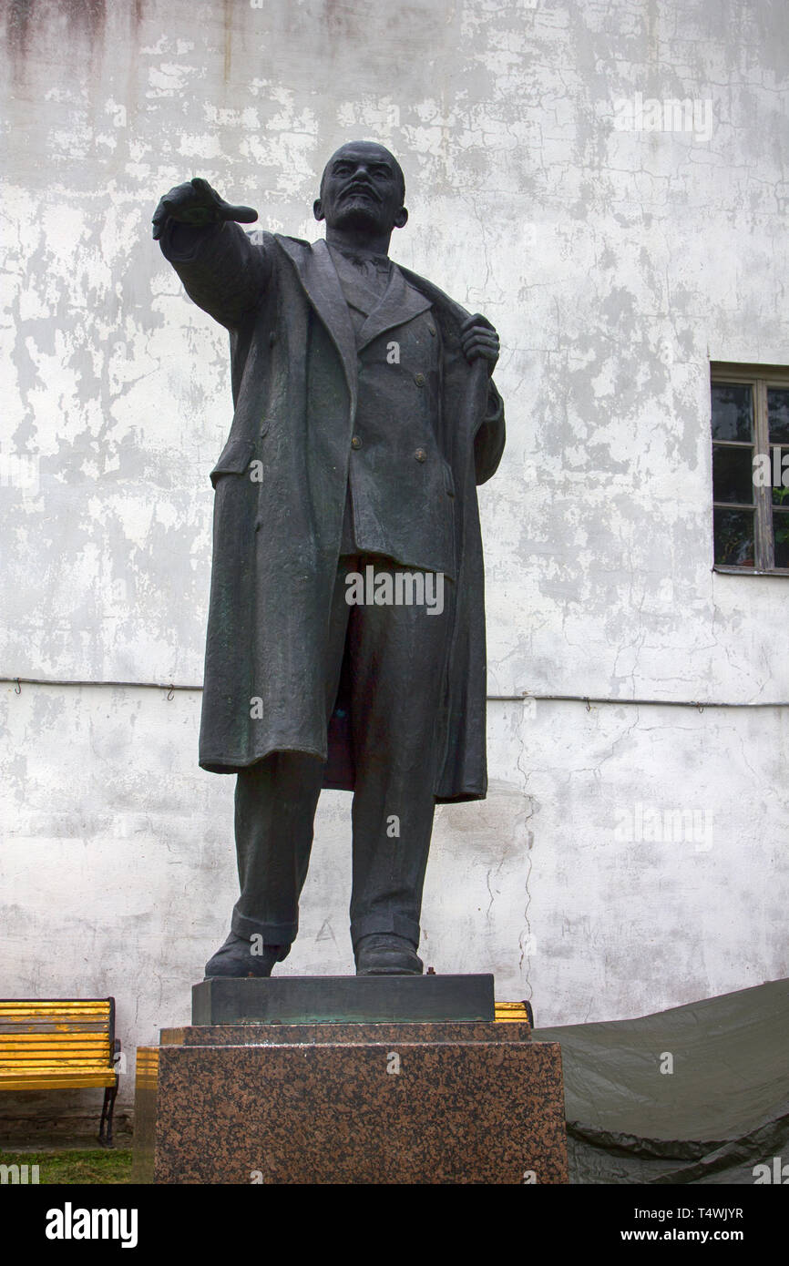 Narva. L'Estonia. Il monumento in bronzo di Lenin in una tipica posa con un dito puntato (vero modo comunista di sviluppo). Monumenti di epoca sovietica Foto Stock