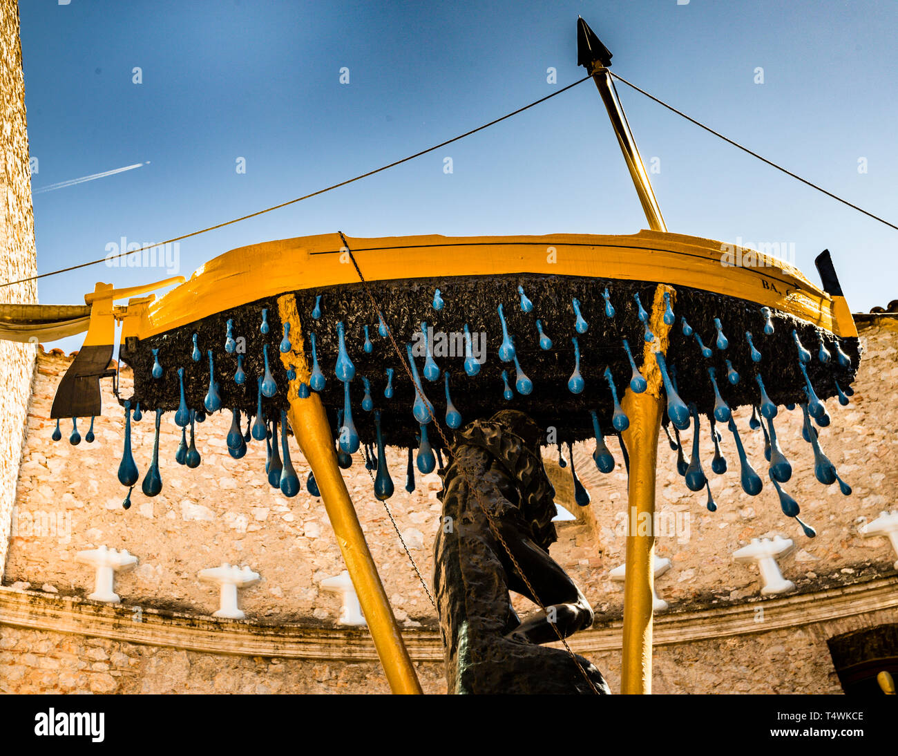 "Rainy Taxi" di Salvador Dalí si trova nel cortile del Teatro-Museo Dalí a Figueres, in Spagna. Pioggia artificiale gocciola dal tetto giallo del veicolo su due manichini all'interno. Dalí fece ricostruire il teatro della città, distrutto nella guerra civile spagnola, come museo, che aprì nel 1974. Foto Stock