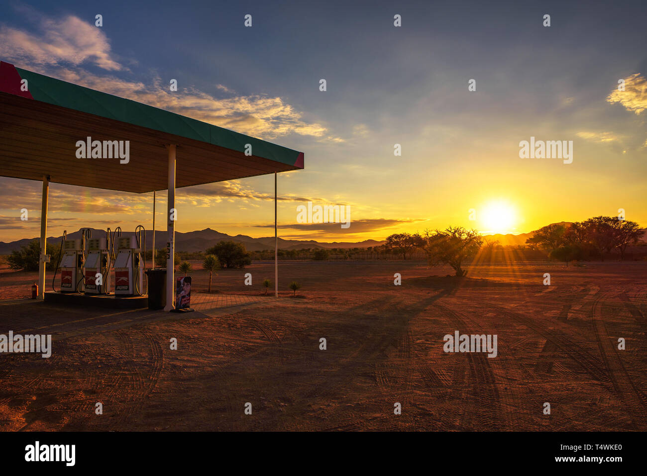 Puma gas station si trova su una strada sterrata nel deserto del Namib presso sunrise Foto Stock