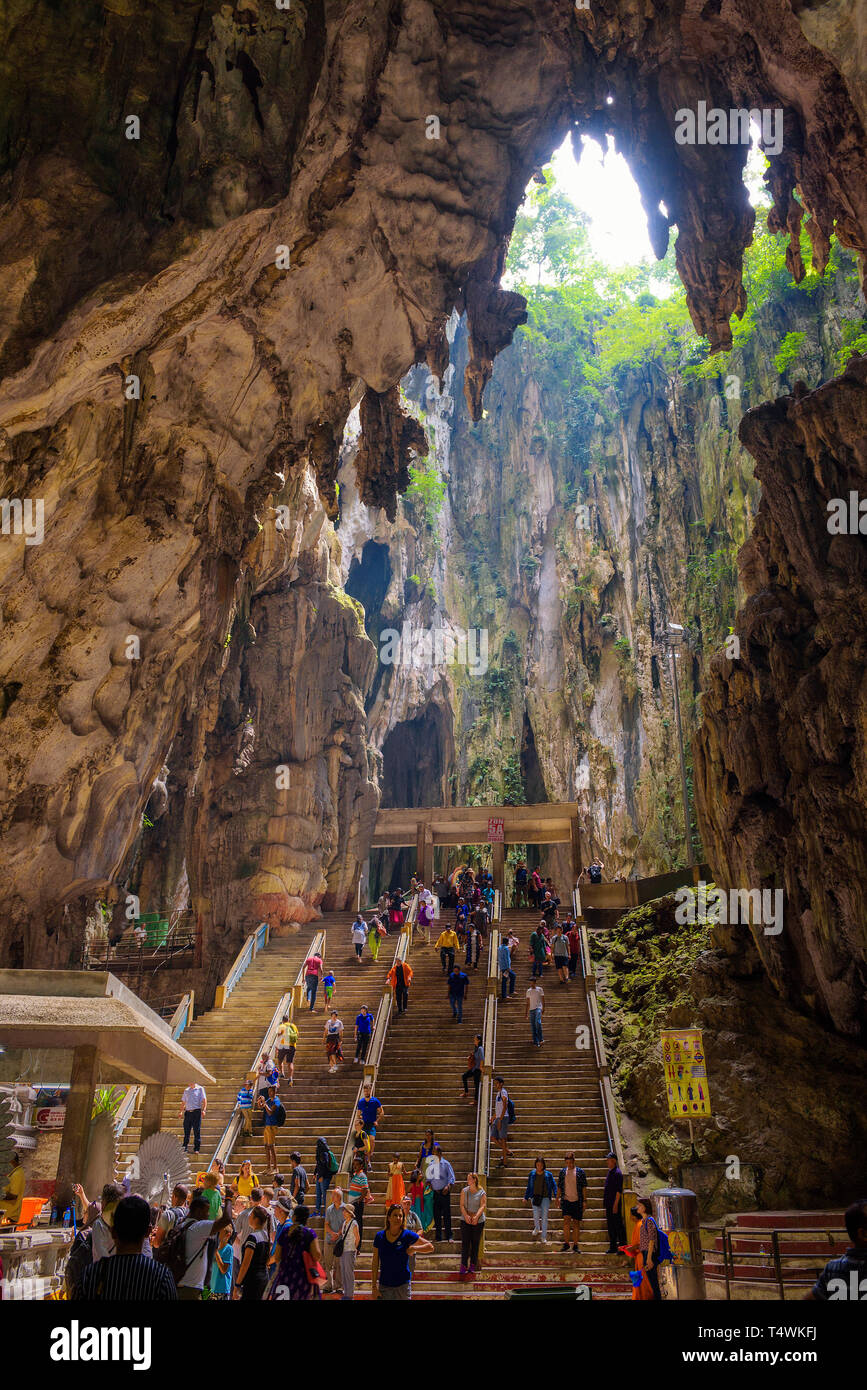 Scala su di un tempio indù all'interno di Grotte Batu, Malaysia Foto Stock