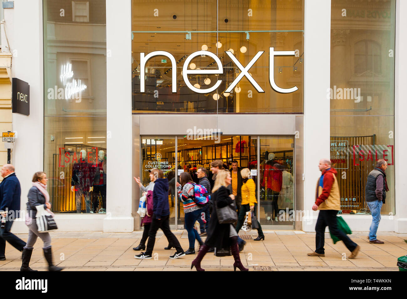 Gli amanti dello shopping a camminare lungo la high street fashion negozio di abbigliamento rivenditore avanti nella città di Cheltenham Gloucestershire England Regno Unito Foto Stock