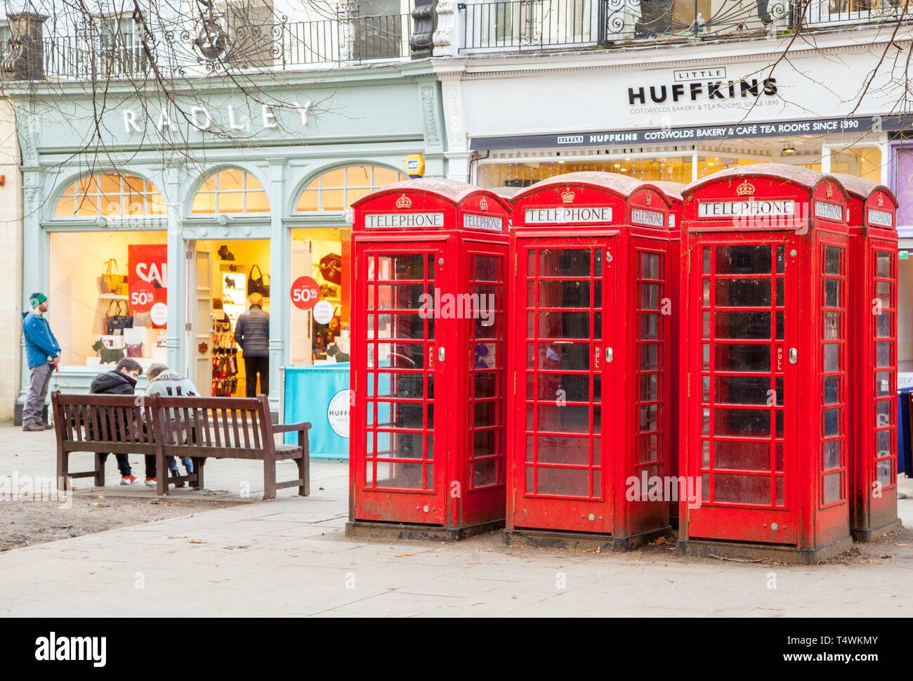 Tradizionale in rosso English telefono scatole / chioschi di fronte high street negozi Radely e Huffkins nella città di Cheltenham Gloucestershire in Inghilterra Foto Stock