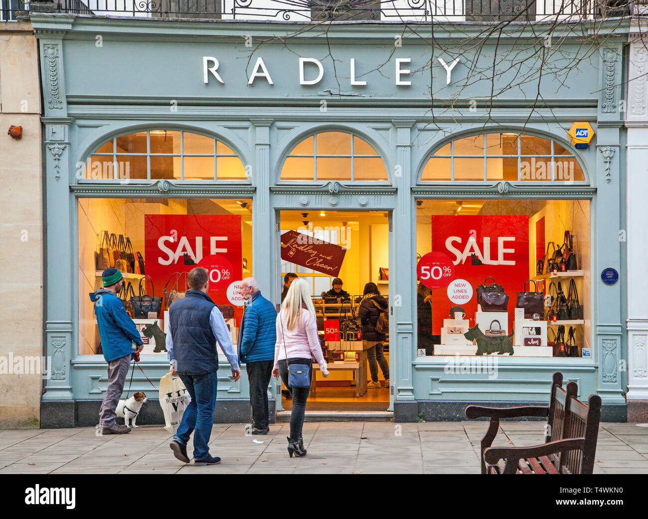 People shopping nelle vendite a high street fashion retailer borsette Radley shop / store in Cheltenham Gloucester England Regno Unito Foto Stock
