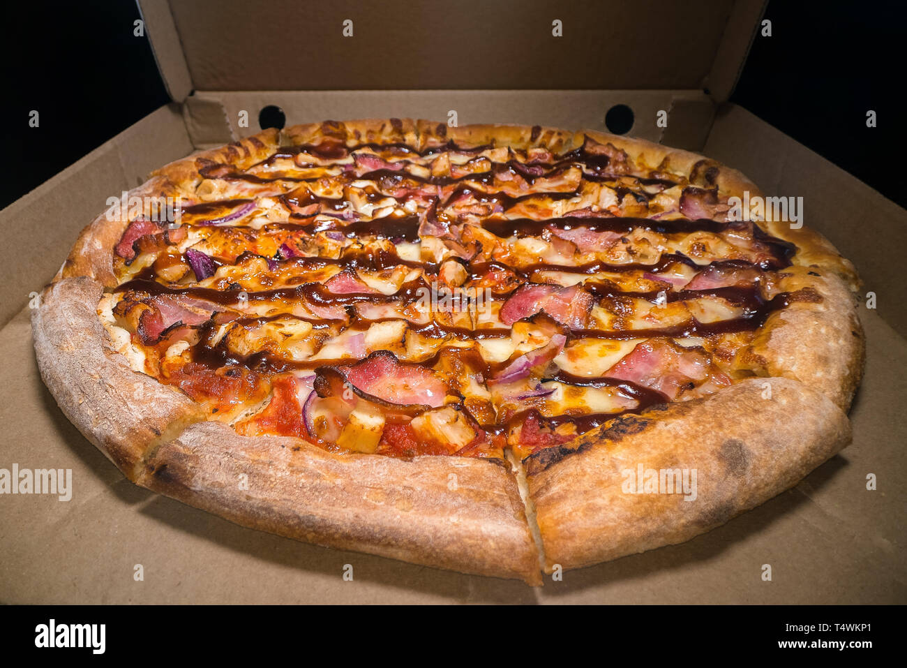 All'interno di una scatola Pizza. Classic pizza in una scatola di cartone. Ampio angolo di visione da sopra. Consegna Pizza, menu. Il fast food, pasta croccante Foto Stock