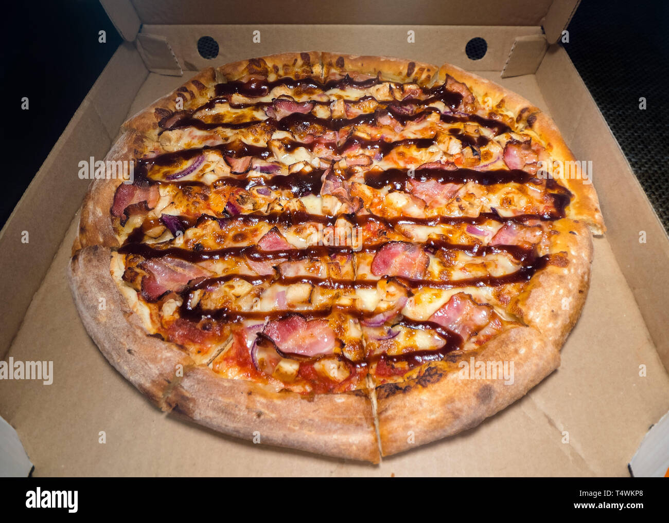 All'interno di una scatola Pizza. Classic pizza in una scatola di cartone. Ampio angolo di visione da sopra. Consegna Pizza, menu. Il fast food, pasta croccante Foto Stock