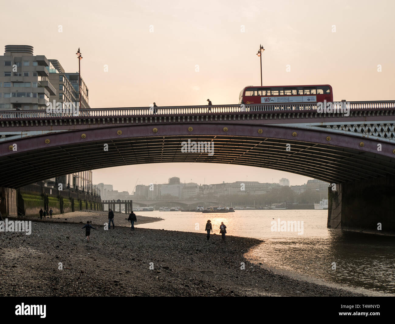 Double Decker bus su Blackfriars Bridge sul fiume Tamigi a Londra, Inghilterra. Foto Stock