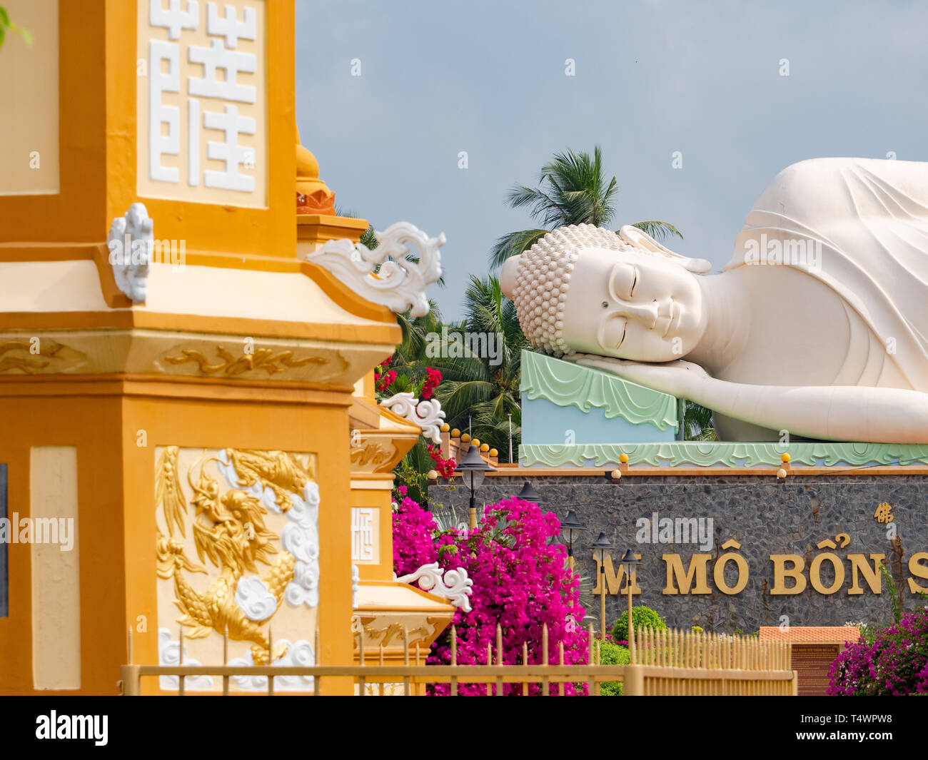 Immagine del Buddha a Vinh Trang tempio, Chua Vinh Trang, in My Tho, regione del Delta del Mekong del Vietnam. Il tempio fu originariamente costruito durante la metà Foto Stock