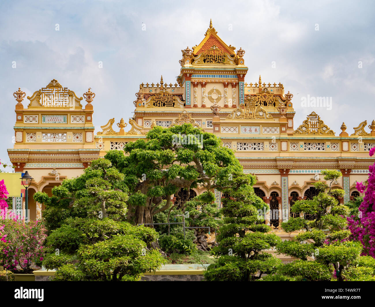 Il Vinh Trang tempio, Chua Vinh Trang, in My Tho, regione del Delta del Mekong del Vietnam. Il tempio fu originariamente costruito durante la metà del XIX Foto Stock