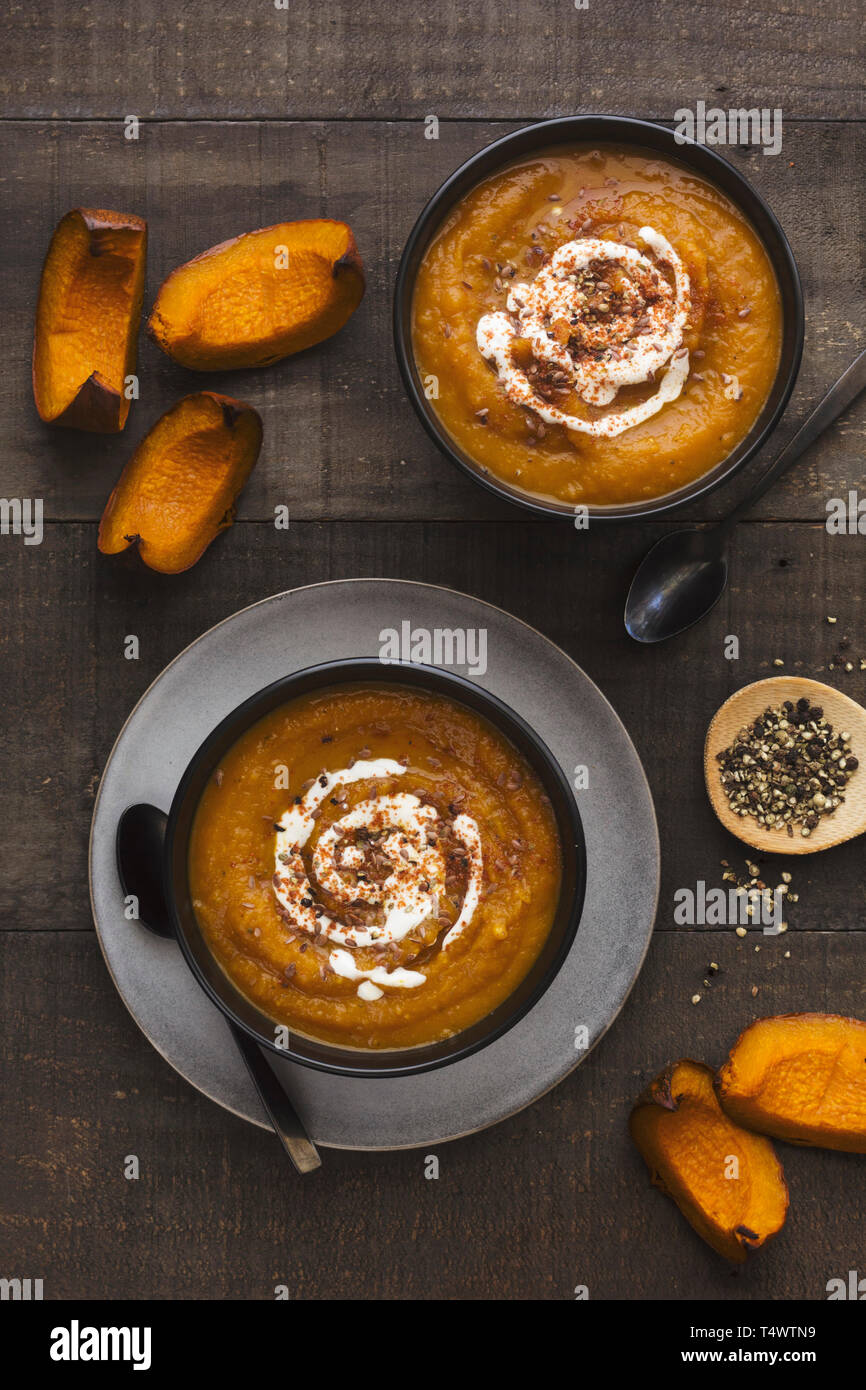 Due ciotole di arrosto zuppa di zucca su un tavolo rustico Foto Stock