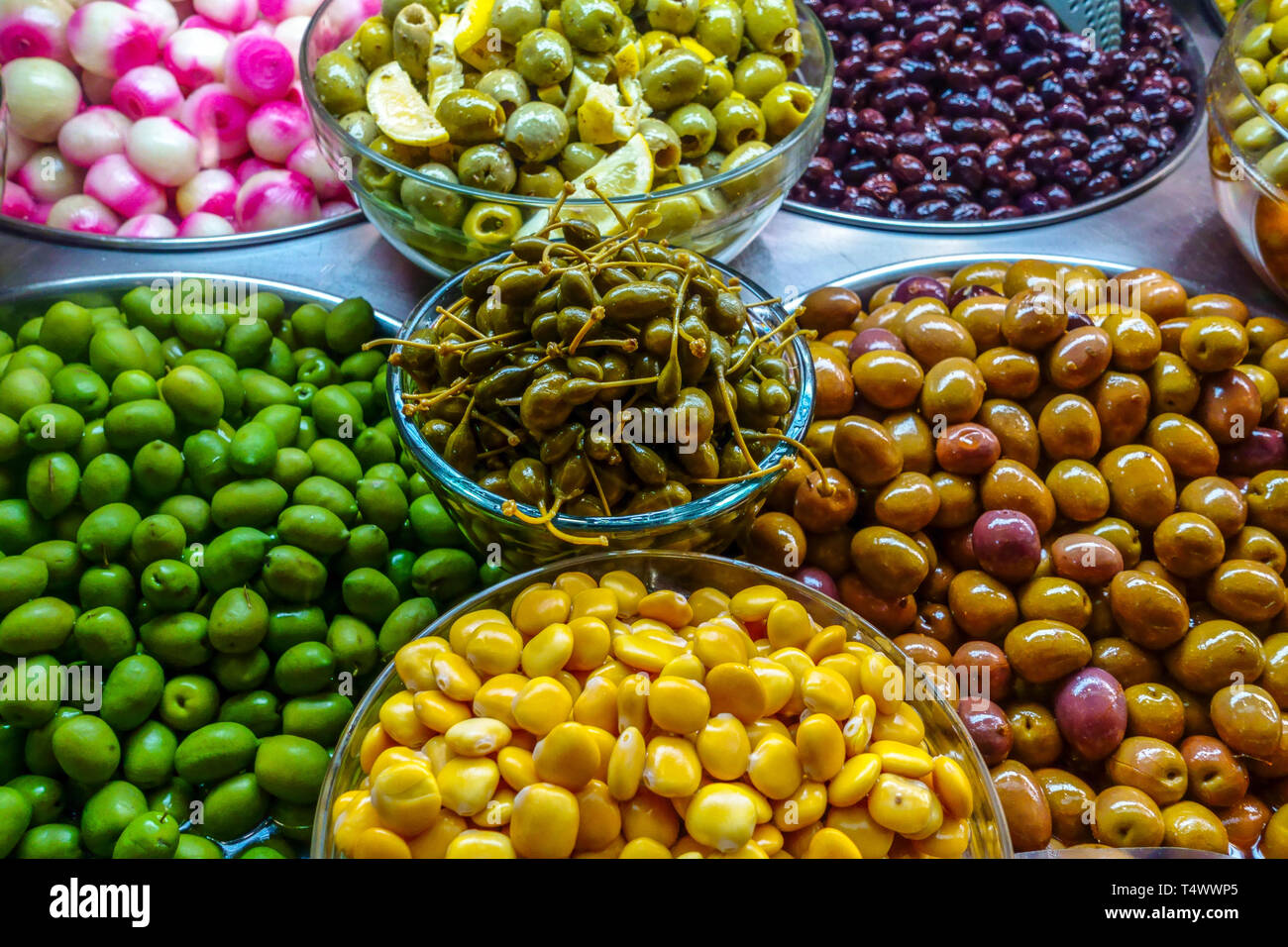 Vari tipi di olive in ciotole in un mercato vegetale, Valencia Spagna olive alimentari Foto Stock