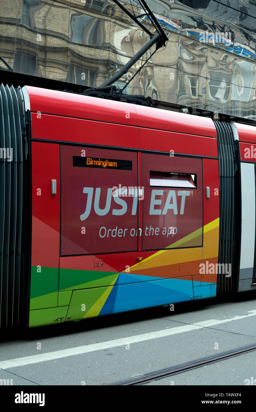 Jus mangiare pubblicità su un West Midlands metro tram, Birmingham, Regno Unito Foto Stock