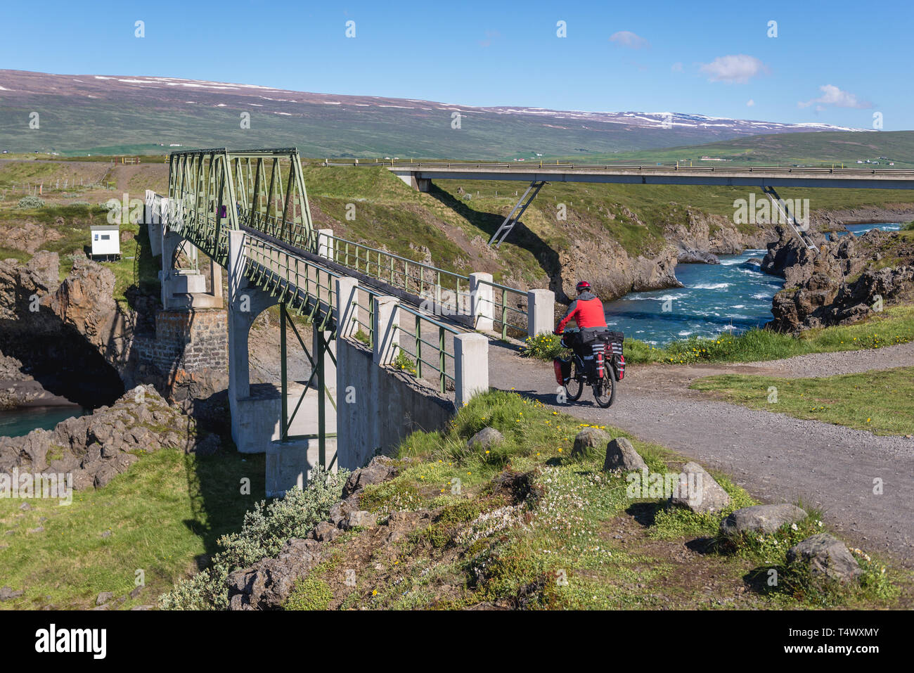 Ponte sul Fiume Skjalfandafljot accanto alle cascate Godafoss in Islanda Foto Stock