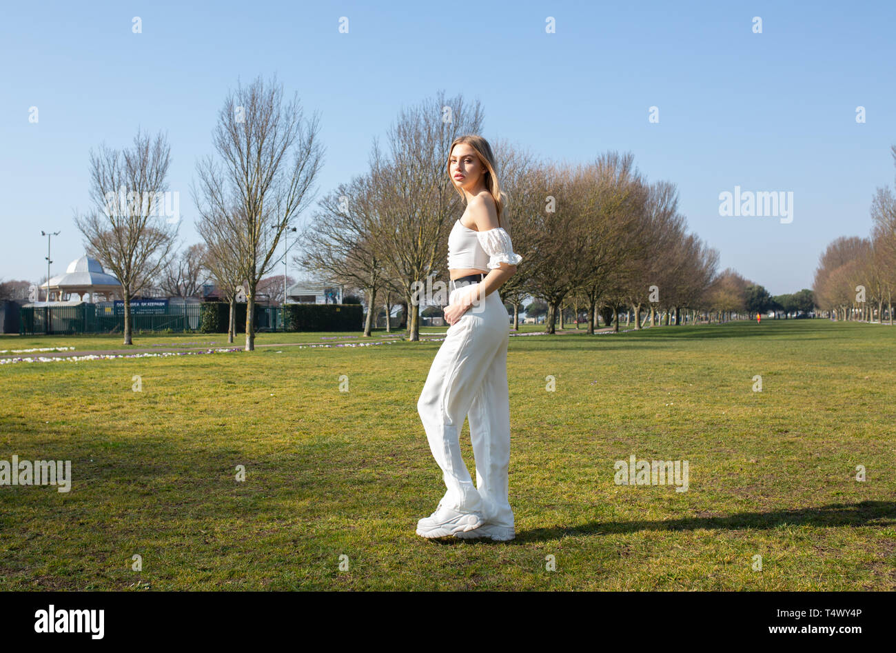 L'adolescente di sesso femminile passeggiate nel parco cercando di fotocamera Foto Stock