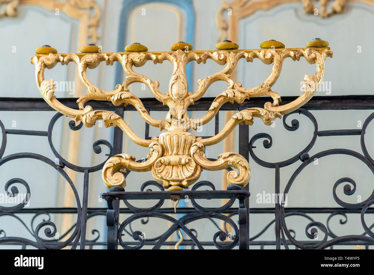 CAVAILLON, Francia / Agosto 15, 2016: un modello in legno del sette-ramificato Menorah nel tempio ebraico, nella più antica sinagoga in Francia, Cavallio Foto Stock