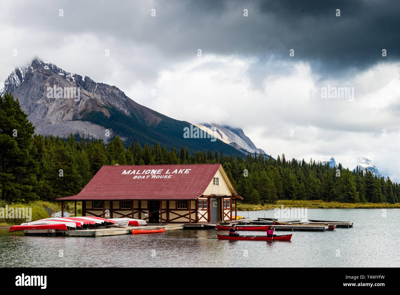 Parco Nazionale di Jasper, Alberta /CANADA, 8 settembre 2016: canoers non identificato con il boathouse in background godendo il paesaggio mozzafiato su un molto bello Foto Stock