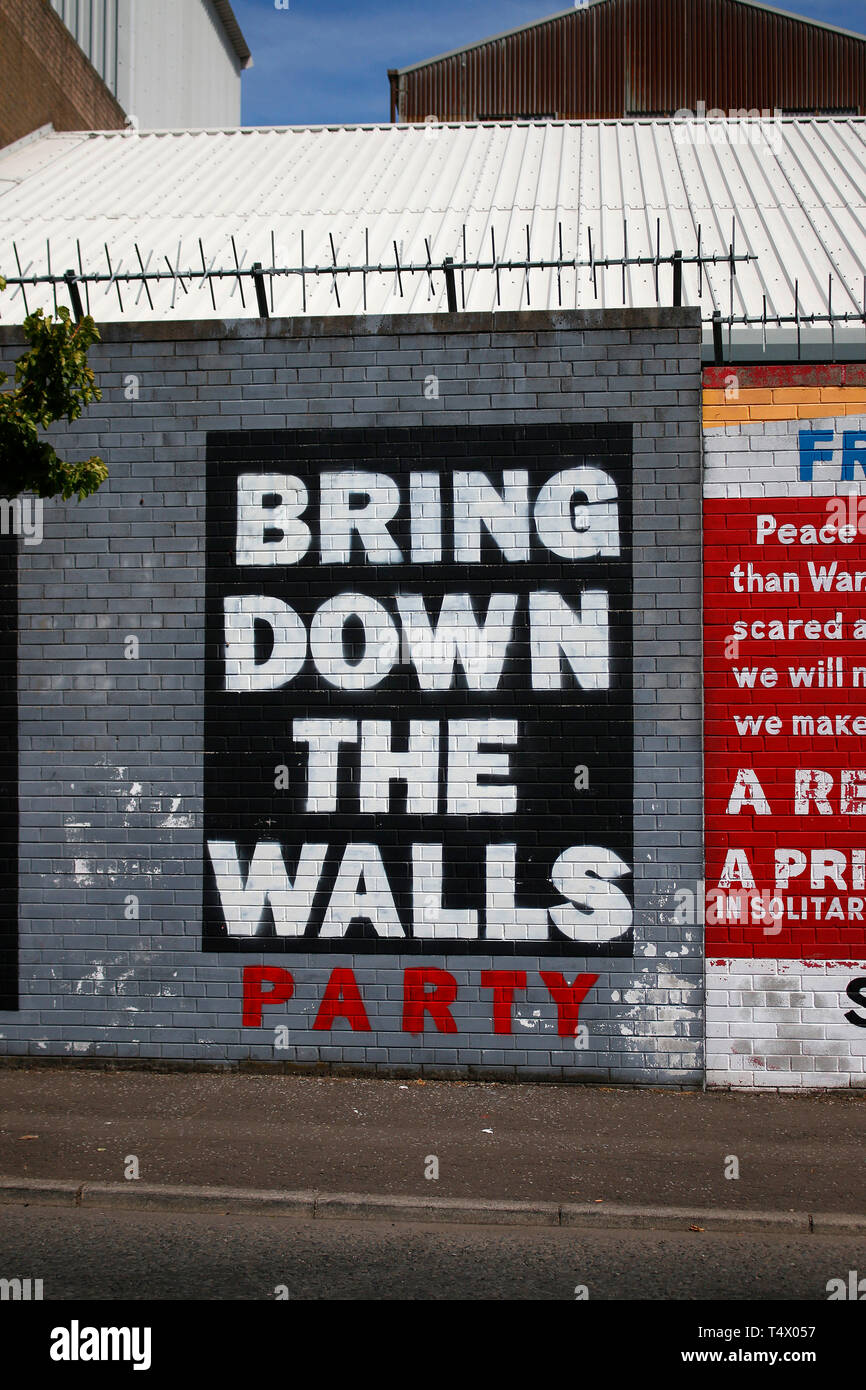 "Portare giù i muri' - Impressionen: Parete Internazionale di Belfast, Nordirland/ Irlanda del Nord (nur fuer redaktionelle Verwendung. Keine Werbung. Ri Foto Stock